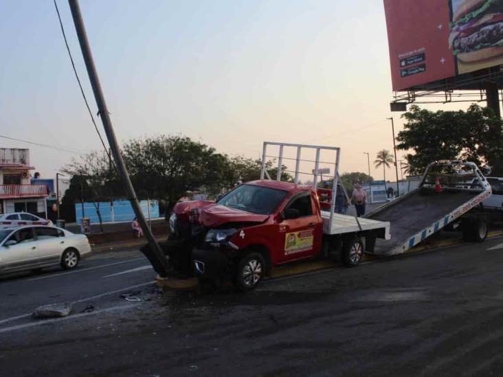 Conductor pierde el control y se impacta contra poste en Veracruz