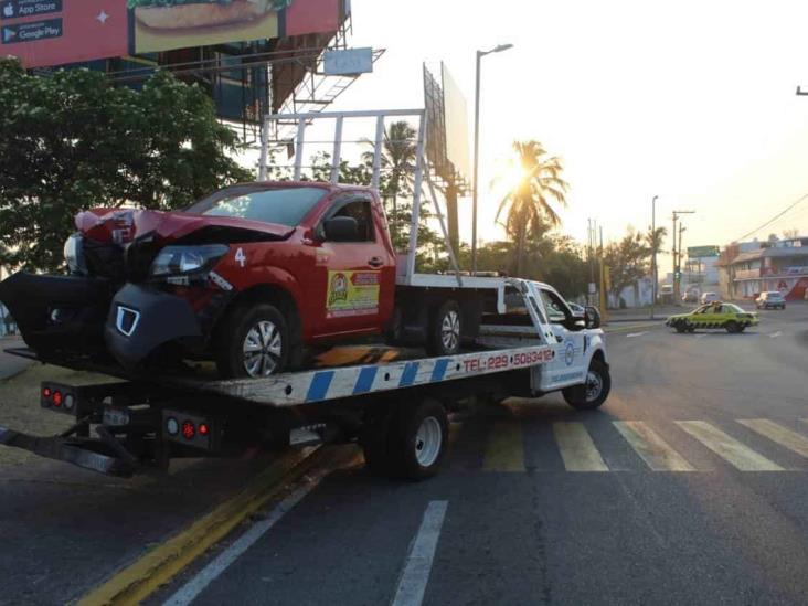 Conductor pierde el control y se impacta contra poste en Veracruz