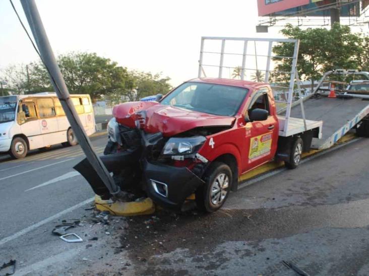 Conductor pierde el control y se impacta contra poste en Veracruz