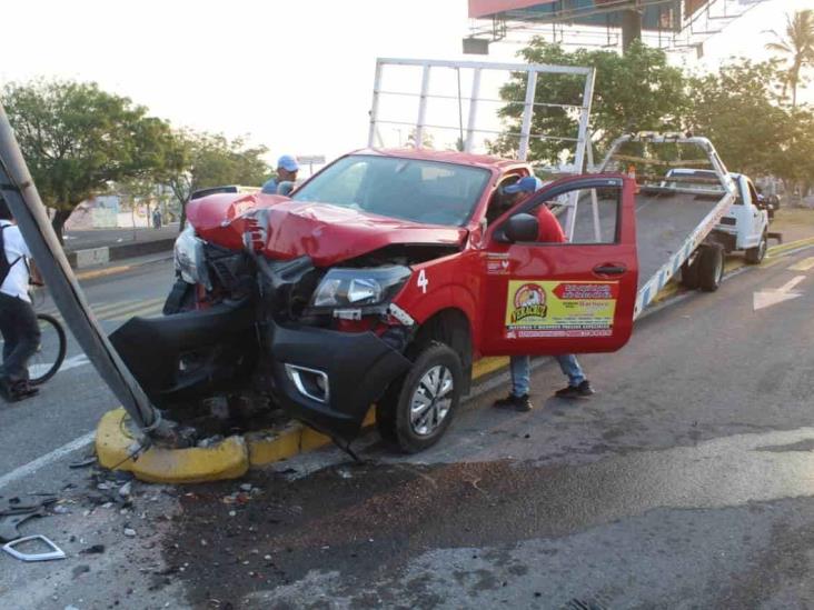 Conductor pierde el control y se impacta contra poste en Veracruz