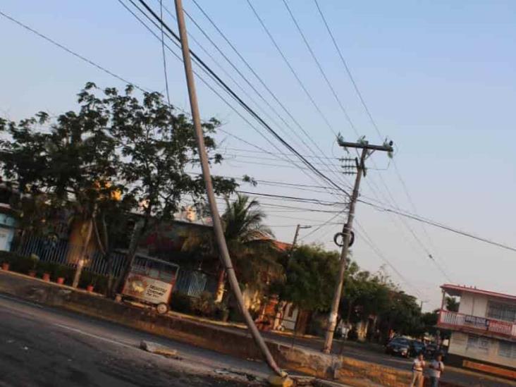 Conductor pierde el control y se impacta contra poste en Veracruz