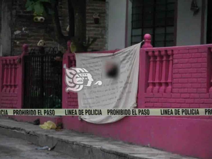 En Papantla dejan colgada cabeza cercenada y narco lona