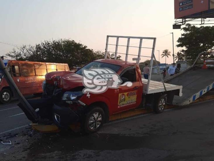 Conductor pierde el control y se impacta contra poste en Veracruz