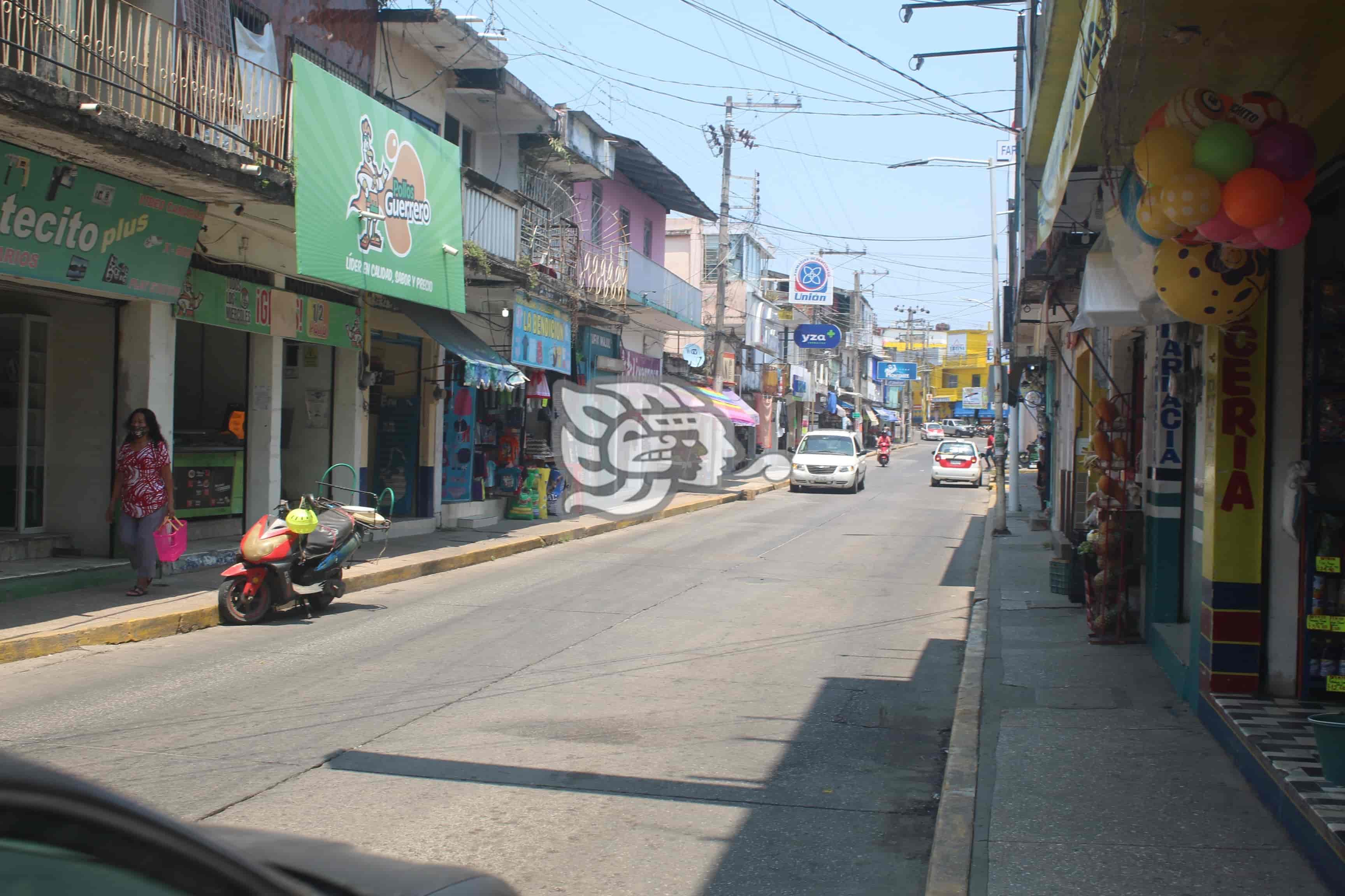 No salen ni a comprar para evitar el solazo en Agua Dulce