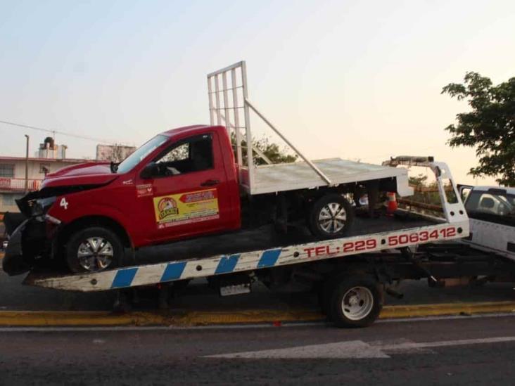 Conductor pierde el control y se impacta contra poste en Veracruz