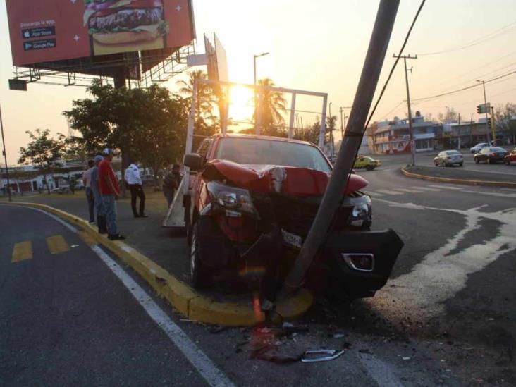 Conductor pierde el control y se impacta contra poste en Veracruz