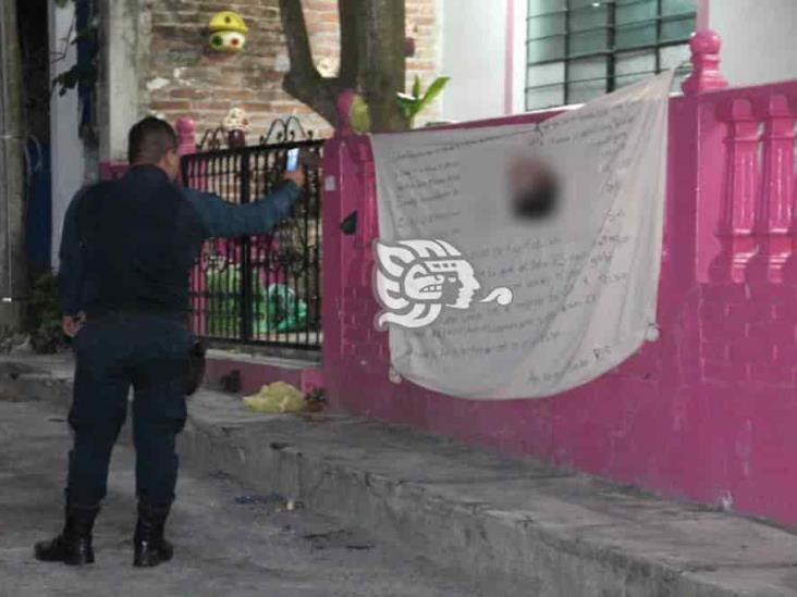 En Papantla dejan colgada cabeza cercenada y narco lona