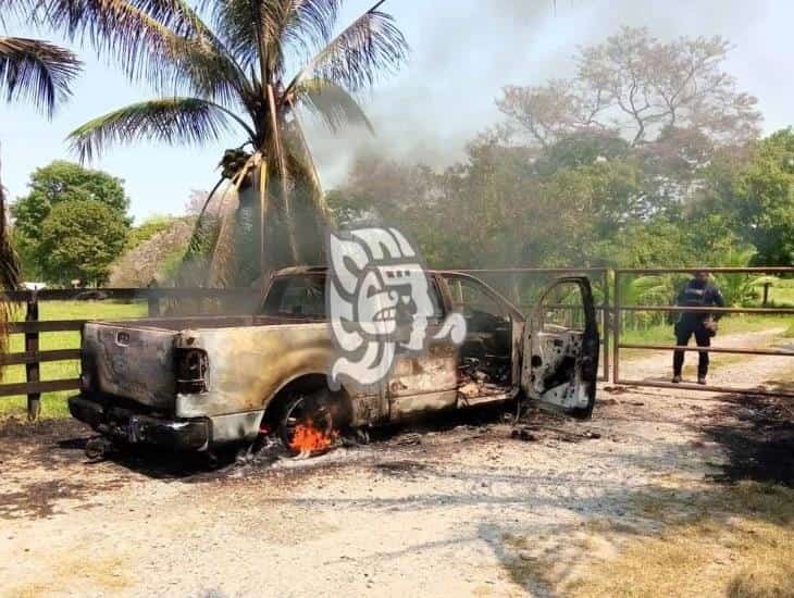 Corto circuito provoca incendio de camioneta en Moloacán 