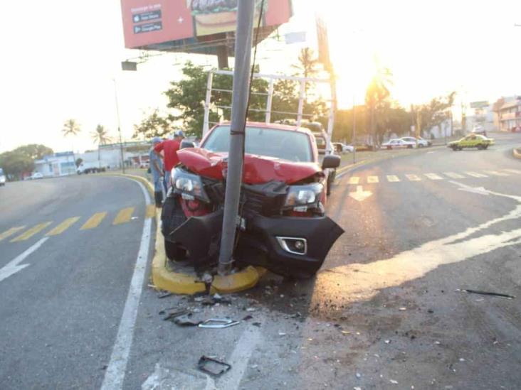 Conductor pierde el control y se impacta contra poste en Veracruz