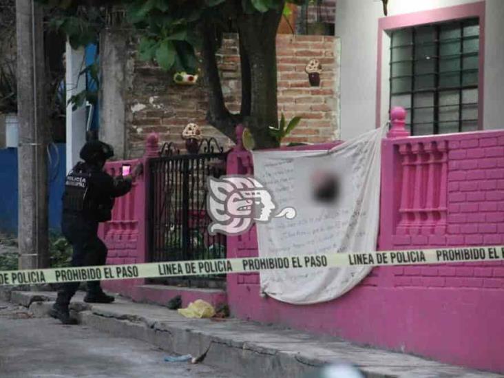 En Papantla dejan colgada cabeza cercenada y narco lona