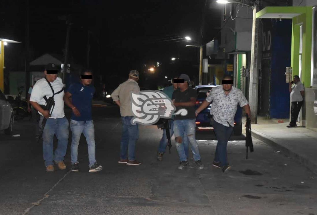 Par de hermanos detenidos por golpear a individuo en Acayucan