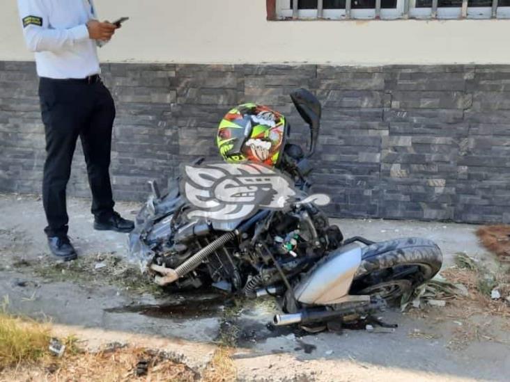 Motociclista se impacta contra pared y casi pierde la vida