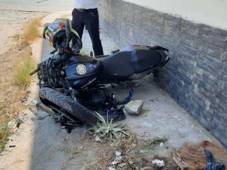 Motociclista se impacta contra pared y casi pierde la vida