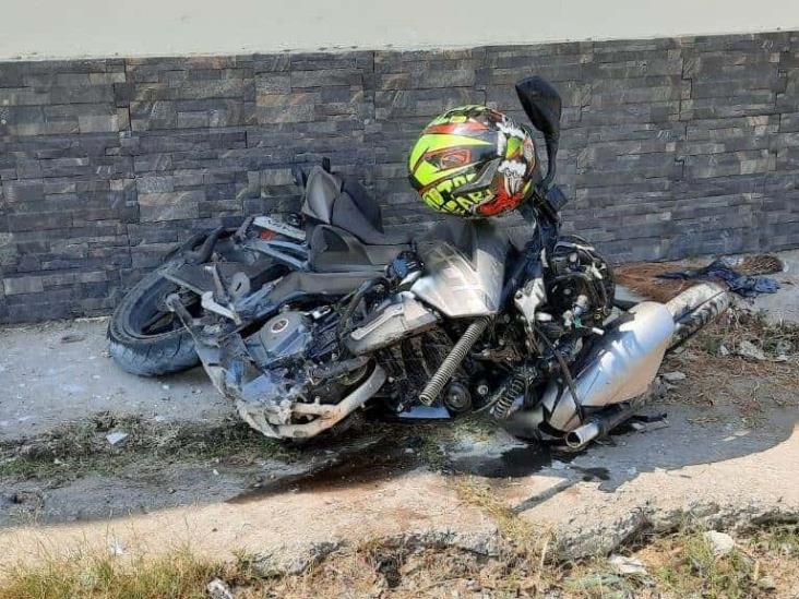 Motociclista se impacta contra pared y casi pierde la vida