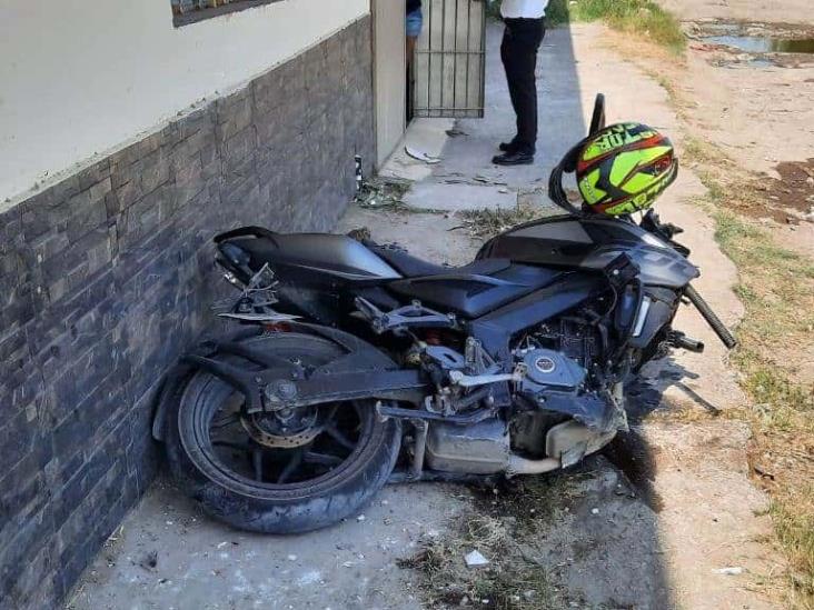 Motociclista se impacta contra pared y casi pierde la vida