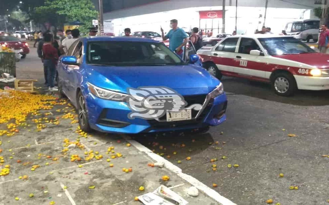 Carambola en el centro de Coatza; derriban puesto de ciruelas