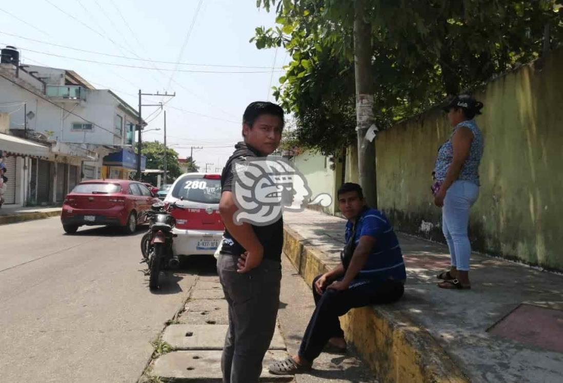 Motociclista choca contra taxi estacionado en Nanchital