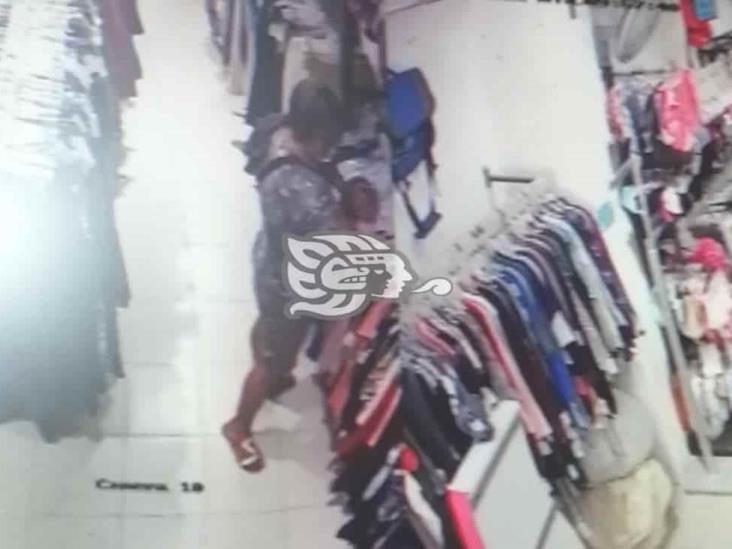 Sorprenden a mujer robando en bazar del centro de Coatza