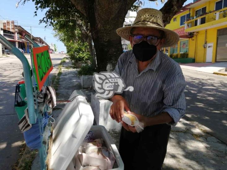 Dulce remedio para el calor; don Víctor subsiste de la venta de bolis