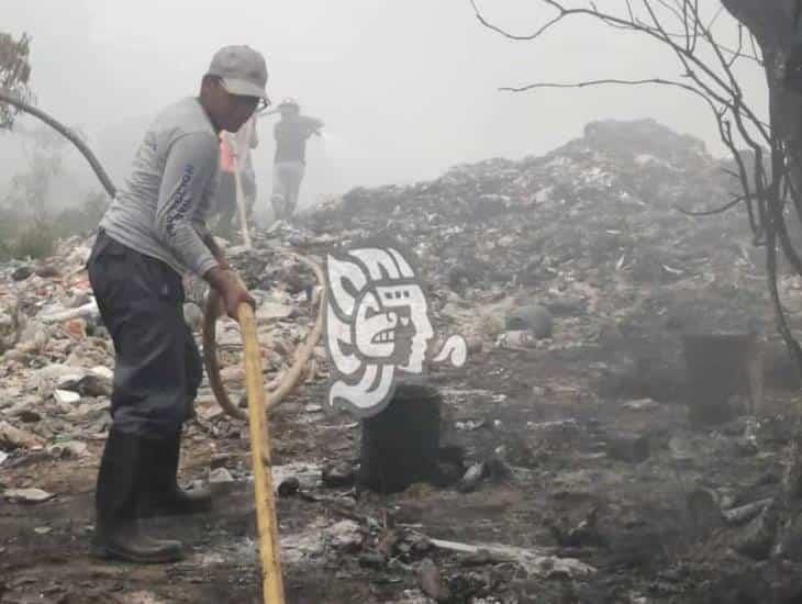 Incendio en basurero de Agua Dulce sigue sin ser controlado