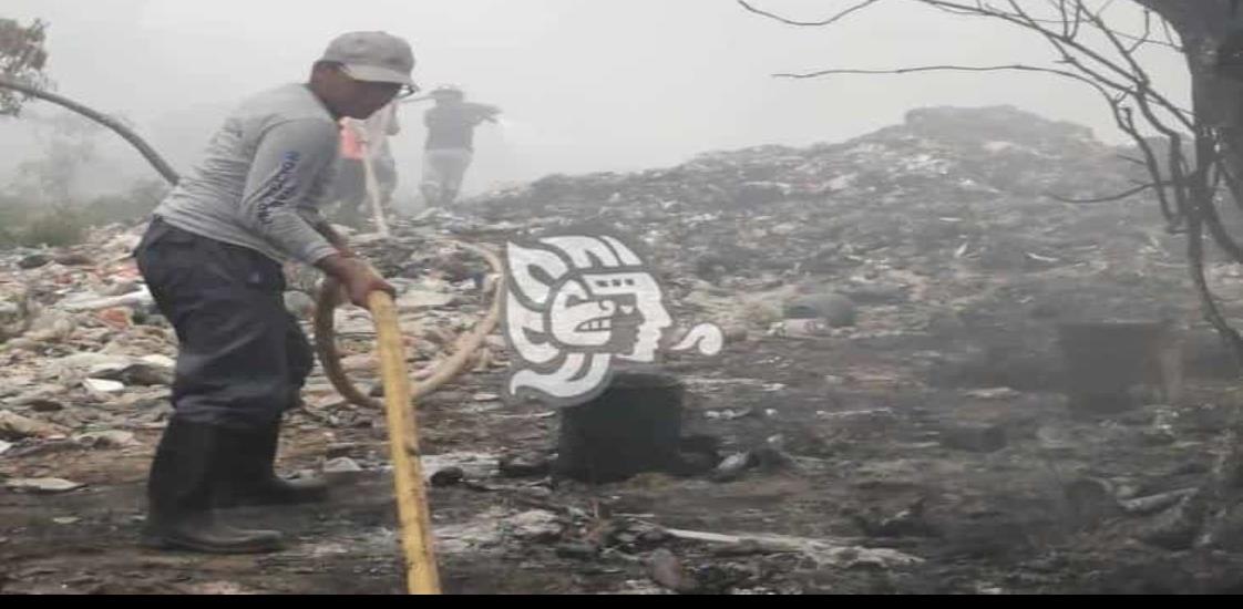 Incendio en basurero de Agua Dulce sigue sin ser controlado