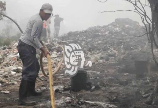 Incendio en basurero de Agua Dulce sigue sin ser controlado

