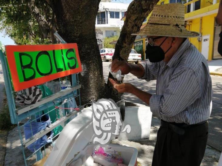 Dulce remedio para el calor; don Víctor subsiste de la venta de bolis
