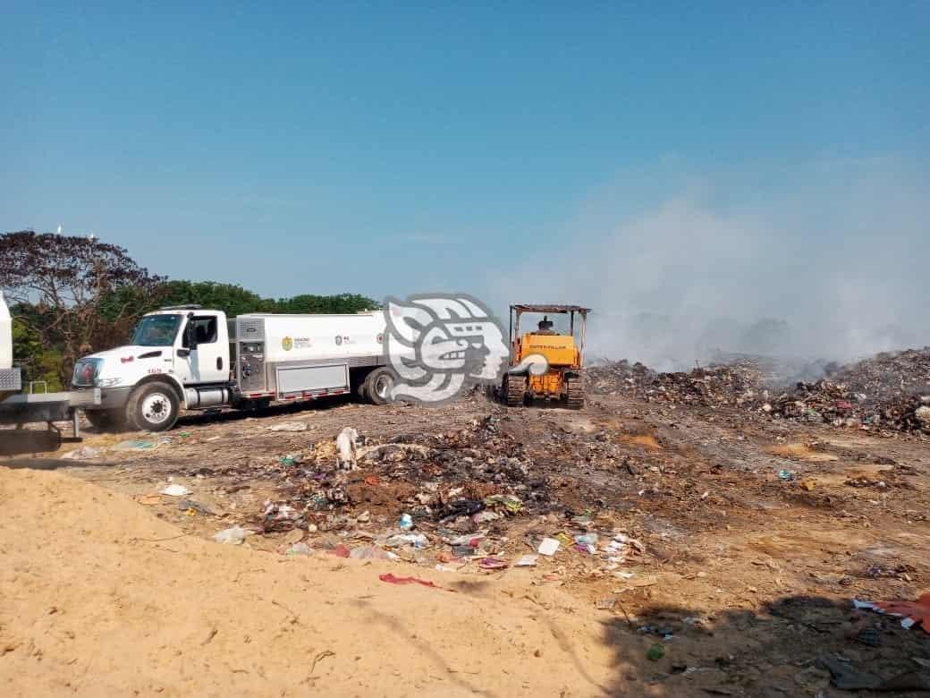 Controlan el incendio al 60 por ciento en basurero de Agua Dulce