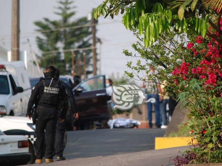 Hallan cuerpo en una camioneta en colonia El Mirador de Xalapa