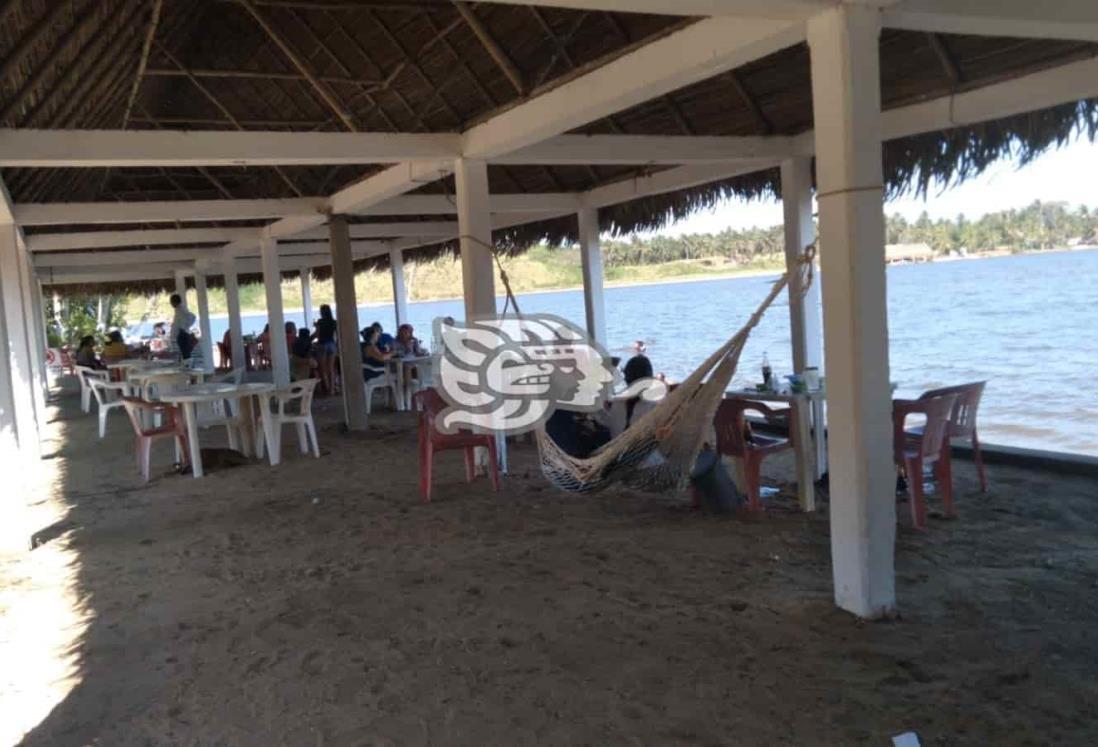 Comerciantes del río Tonalá reportan ligero repunte gracias al calor