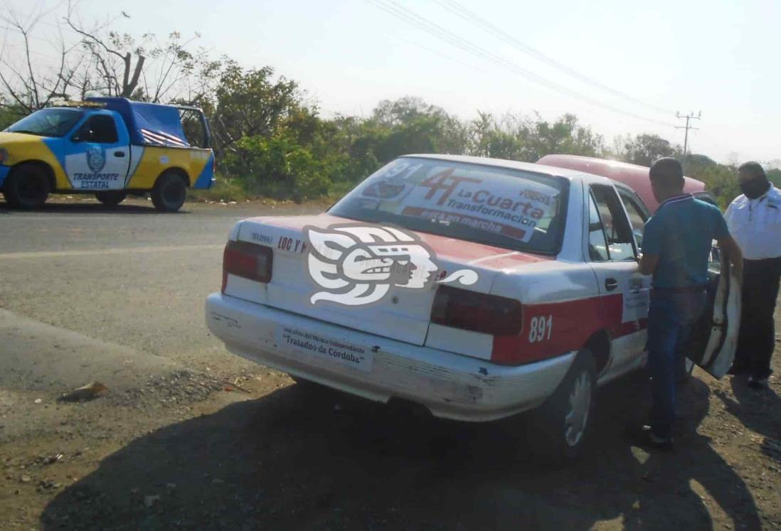 Detectan taxi trabajando con documentos falsos en Mecayapan