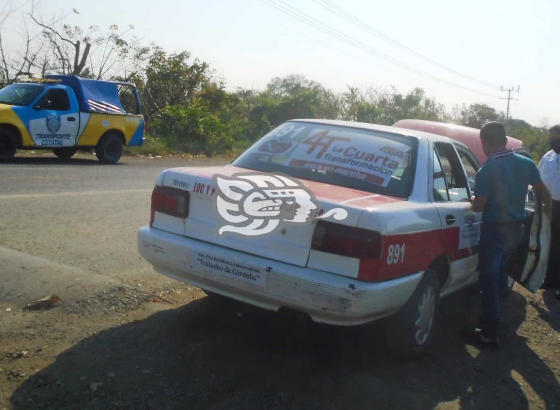 Detectan taxi trabajando con documentos falsos en Mecayapan