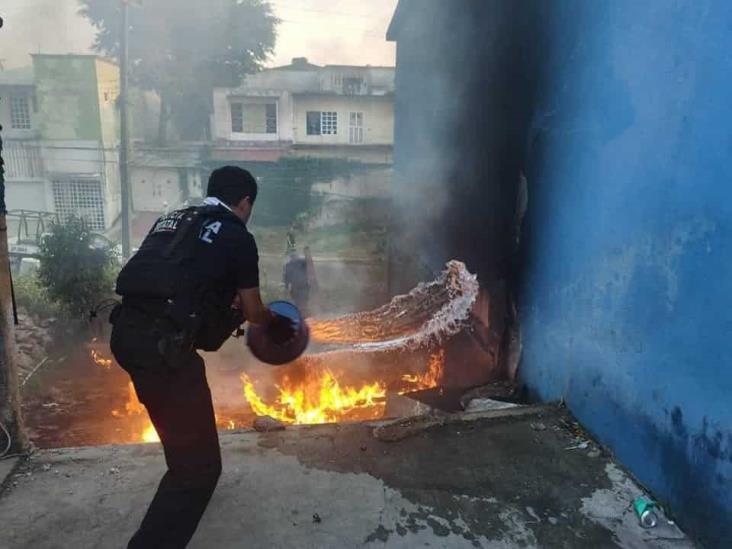 A cubetazos, policías controlan incendio en vivienda de Cosolea