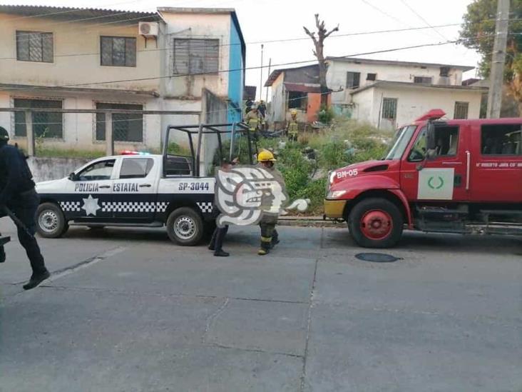 A cubetazos, policías controlan incendio en vivienda de Cosolea