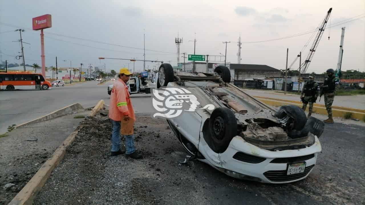 Auto volcado en acceso al distribuidor vial en Coatzacoalcos