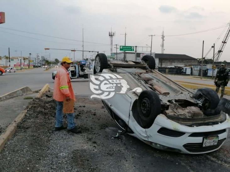 Auto volcado en acceso al distribuidor vial en Coatzacoalcos