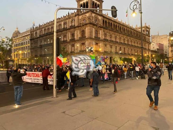 Productores de pirotecnia del Edomex protestan en Palacio Nacional