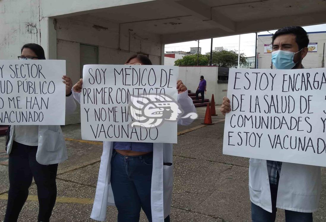 Claman a autoridades atender demanda de vacunas de médicos de Veracruz