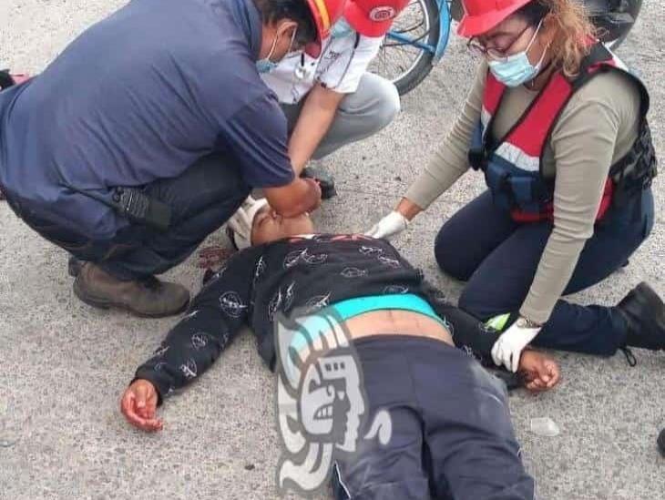 Joven repartidor derrapa con su motocicleta sobre carretera federal