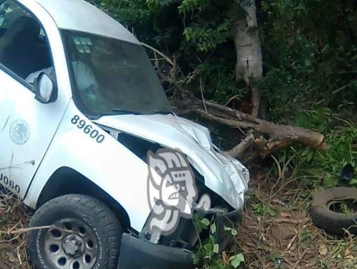 Conductor pierde el control y vuelca camioneta sobre libramiento Paso del Toro