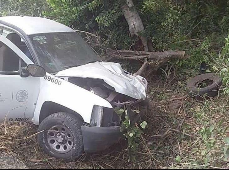 Conductor pierde el control y vuelca camioneta sobre libramiento Paso del Toro