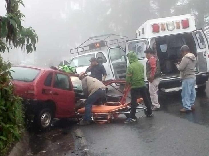 Choque entre auto y camioneta deja dos heridos en Coacoatzintla