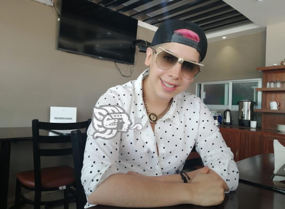 Andrés Lugo, el beauty vlogger del momento de visita en Coatzacoalcos