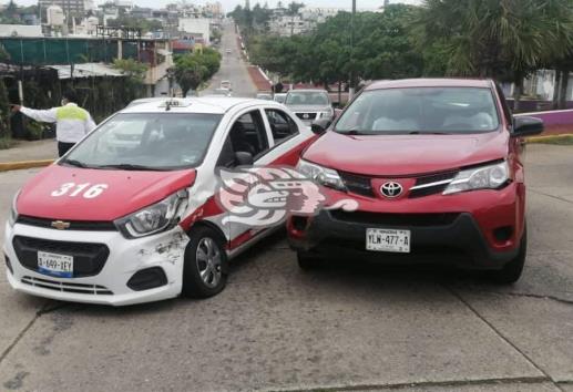 Chocan vehículo particular y taxi en la María de la Piedad