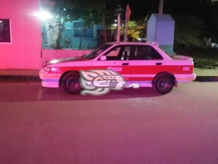 Hombre malacopa balea taxi y lo detienen en Coatzacoalcos