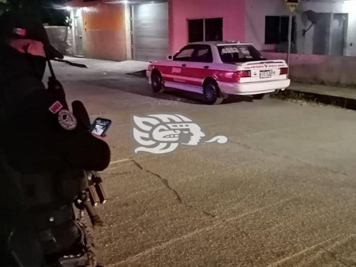 Hombre malacopa balea taxi y lo detienen en Coatzacoalcos