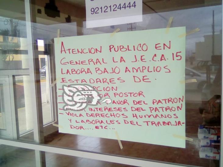 Con cartulinas, abogado exige a Conciliación el pago a un trabajador