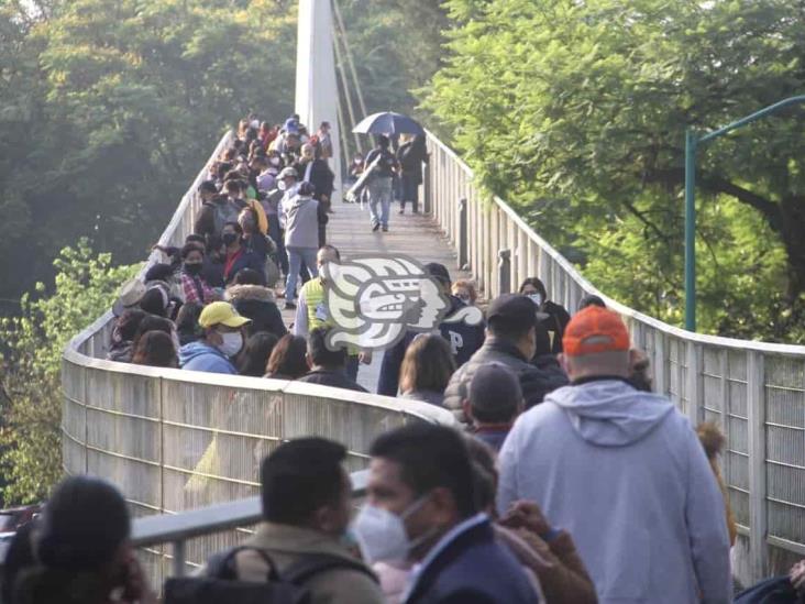 Maestros veracruzanos hacen largas filas para recibir vacuna anti covid