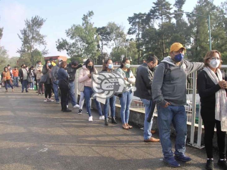 Maestros veracruzanos hacen largas filas para recibir vacuna anti covid