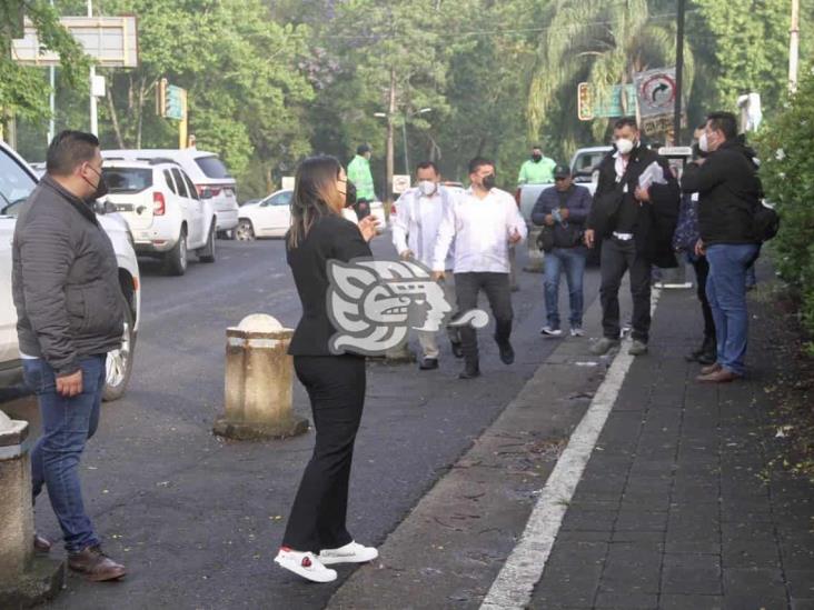 Maestros veracruzanos hacen largas filas para recibir vacuna anti covid